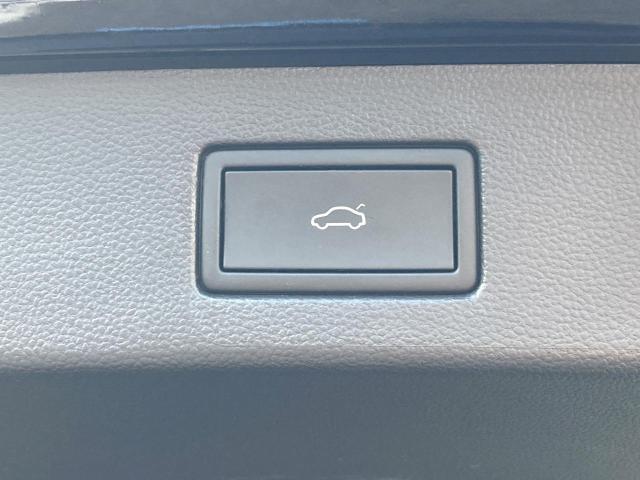 電動バックドアを装備。両手がふさがっていても、バンパー下に足を入れるだけでオープンできます。