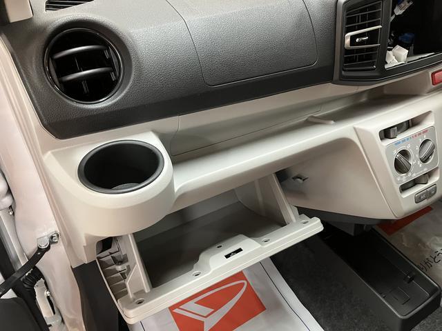 カップホルダ横に収納付き！メガネやスマホを置いて頂けます