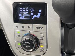 【オートエアコン】一度お好みの温度に設定すれば、車内の温度を検知し風量や温度を自動で調整。暑い…寒い…と何度もスイッチ操作をする必要はありません。快適な車内空間には必須の機能ですね♪