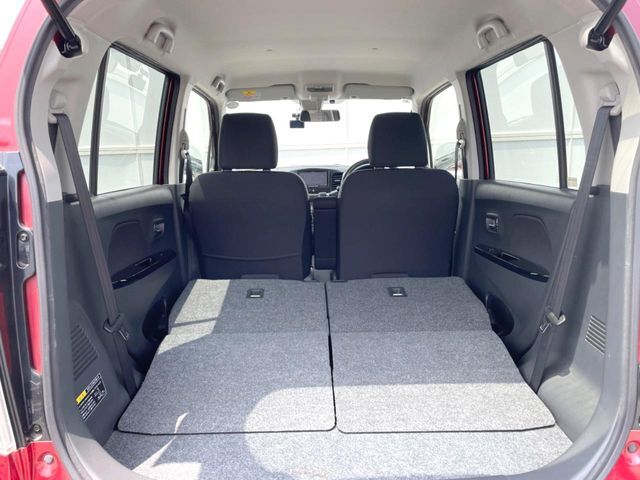 後席を格納すると、これだけの広さが！シーンに合わせたシートアレンジで、大きな荷物も積むことが出来ます♪