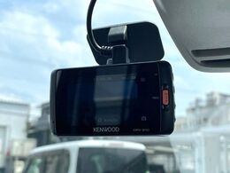 【ドライブレコーダー】安心・安全なカーライフに必須のドライブレコーダーを装備！走行中はもちろん、あおり運転や事故に遭遇した際の状況も映像で記録し、万一のリスクに備えます。