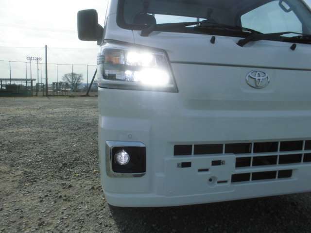 オプションの4灯式LEDヘッドライトとフォグランプ