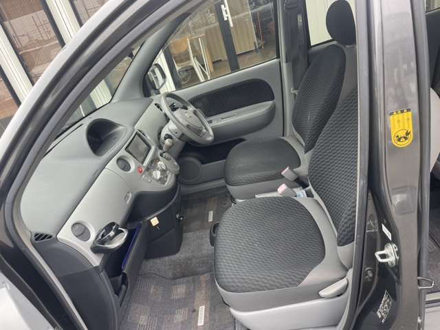 運転席側シート　使用感少なく綺麗です