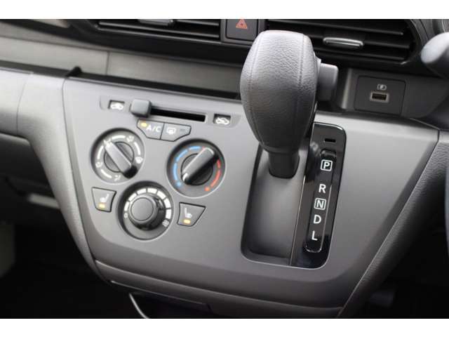 インパネCVTシフトレバーとエアコン操作パネルです