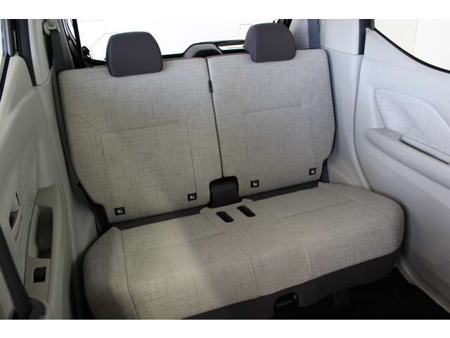 リヤシートはスライド＆リクライニング可能