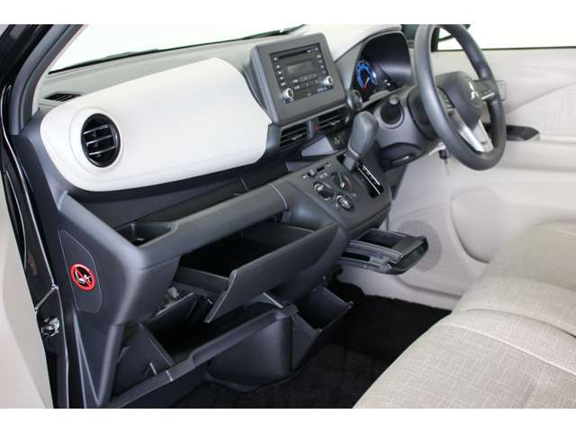 ドリンクホルダーや助手席ポケット、運転席側の小物入れなど多彩な収納が設置されています。常備品に加え、その都度必要なものを入れて自分仕様にアレンジして下さい。