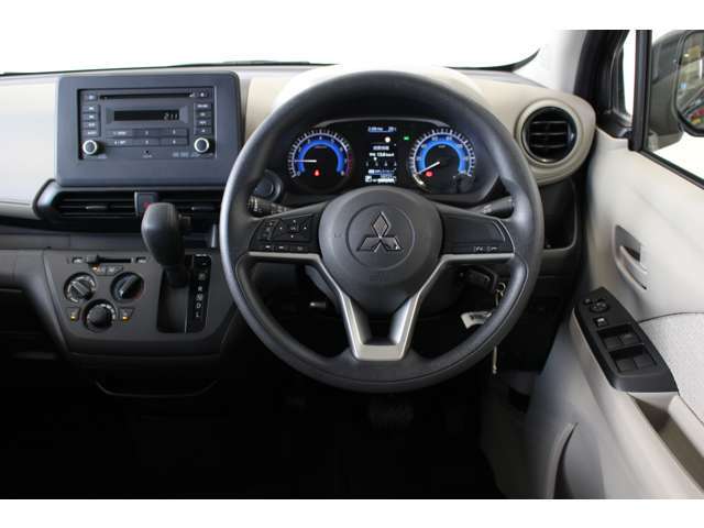 運転席はドライバーの居心地や運転の快適性を左右する大切な場所です。。クリーニング済みで汚れがないので気持ちよく使用して頂けます。