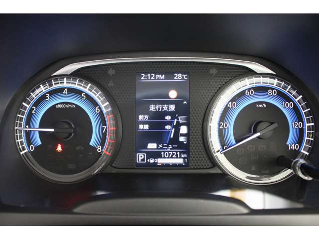 速度計・回転計の2眼式コンビネーションメーター！メーターには燃費や走行情報が表示可能です。