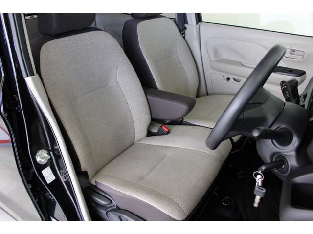 フロントシートは運転席シートヒーター付きベンチシートです！
