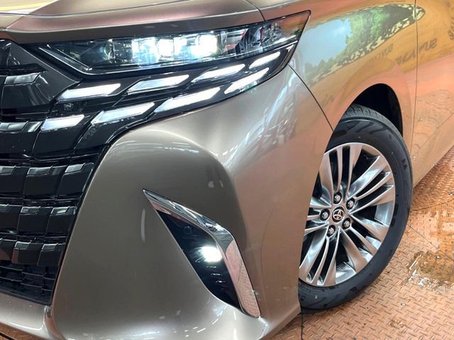 【LEDヘッドライト】悪天候や夜間走行時も良好な視界を確保し安心して運転できる高輝度LEDヘッドライトを装備！点灯速度が早く、消費電力も抑えられています。