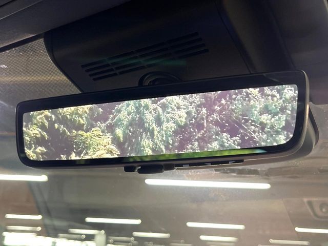 【デジタルインナーミラー】後席の大きな荷物や同乗者で後方が確認しづらい時でも安心！カメラが撮影した車両後方の映像をルームミラー内に表示。クリアな視界で状況の確認が可能です！