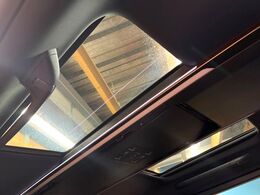 【ガラスルーフ】ガラスルーフ搭載で車内の解放感が一気にアップ！開放的なドライブをお楽しみいただけます。