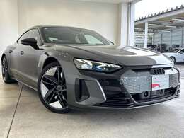 フロントからサイドへ流れるラインが、精悍さと躍動感を際立たせます。迫力あるグリルとシャープなライトが、存在感あるフロントフェイスを描きます。立体的なボディラインが、角度によって異なる表情を見せます。