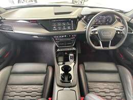 アウディならではの洗練された高級感と落ち着きのあるデザインは秀逸です。シートにMMIのナビゲーションも操作性良好です。