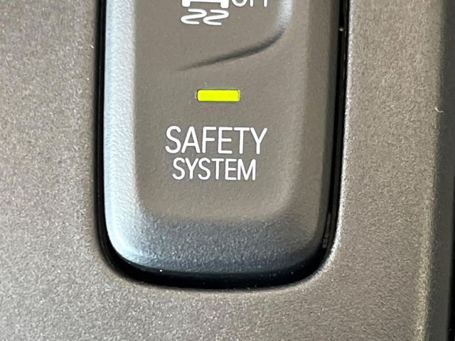 【プリクラッシュセーフティ】前方の車両等を検知し、衝突しそうな時は警報で注意を促し、ブレーキを踏む力をサポート。ブレーキを踏めなかった場合は衝突被害軽減ブレーキが作動、衝突回避をサポートします。