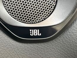 【JBLサウンドシステム】高品位サウンドシステムを搭載。専用のチューニングが施された大小様々なスピーカーから良質なサウンドが奏でられ、臨場感あふれる音響空間を演出します。