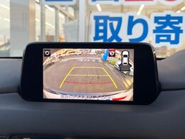 【バックカメラ】駐車時に後方がリアルタイム映像で確認できます。大型商業施設や立体駐車場での駐車時や、夜間のバック時に大活躍！運転スキルに関わらず、今や必須となった装備のひとつです！