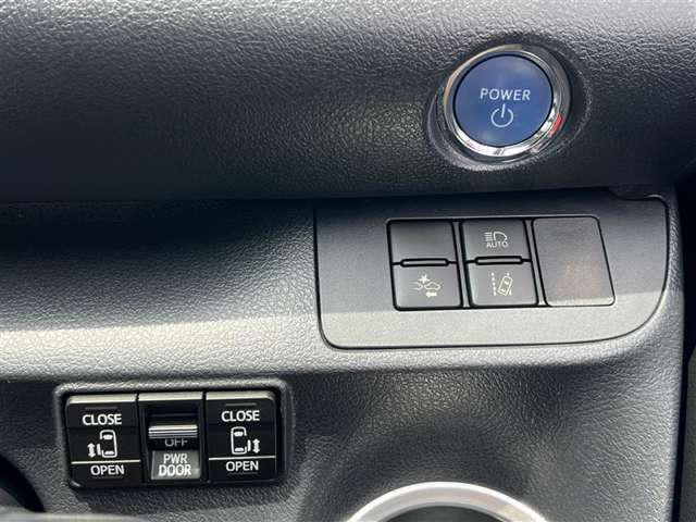 両側パワースライドドア付きだから、狭い駐車スペースなどでの 乗り降りラクラク！小さなお子さまのいるご家庭には嬉しい装備。