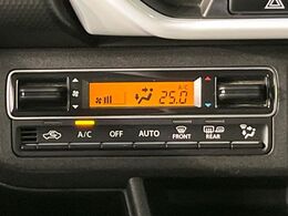 【オートエアコン】一度お好みの温度に設定すれば、車内の温度を検知し風量や温度を自動で調整。暑い…寒い…と何度もスイッチ操作をする必要はありません。快適な車内空間には必須の機能ですね♪