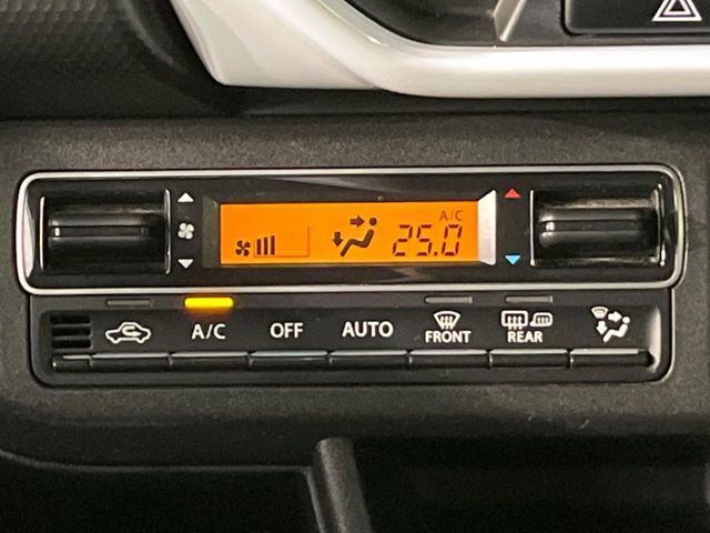 【オートエアコン】一度お好みの温度に設定すれば、車内の温度を検知し風量や温度を自動で調整。暑い…寒い…と何度もスイッチ操作をする必要はありません。快適な車内空間には必須の機能ですね♪