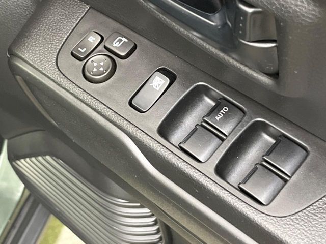 【電動格納ミラー】サイドミラーは電動格納式となっており、狭い駐車場でもキズがつくリスクを抑えられます。