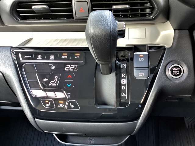 スイッチ操作で作動できる電動サイドブレーキを装備！また、信号待ちなどの停車時にブレーキペダルから足を離しても停車状態を維持することができるブレーキオートホールドスイッチも装備しています。