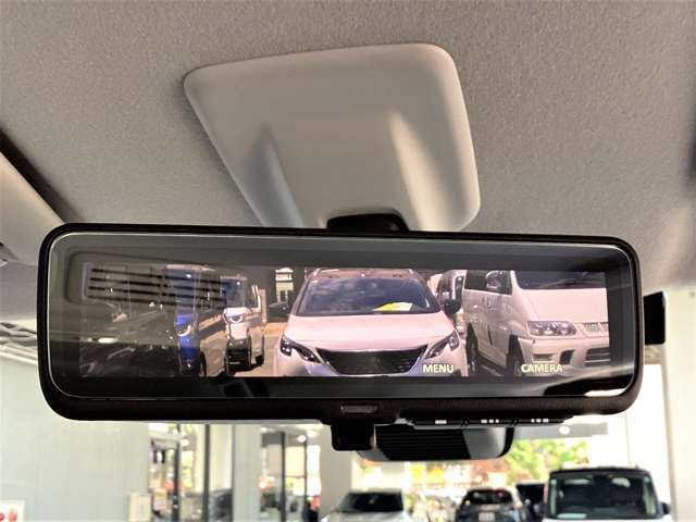 車内の状況や天候に関わらずクリアな後方視界を実現するデジタルルームミラーを装備！すっきりクリアな後方視界が得られます！