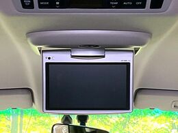 【フリップダウンモニター】大画面モニターで後席でもエンタメをお楽しみいただけます。小さなお子様にも大人気の装備です♪