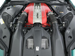 6.5L・V12自然吸気エンジンをフロントに搭載しております。