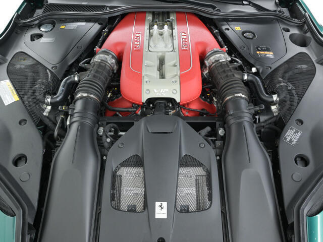 6.5L・V12自然吸気エンジンをフロントに搭載しております。