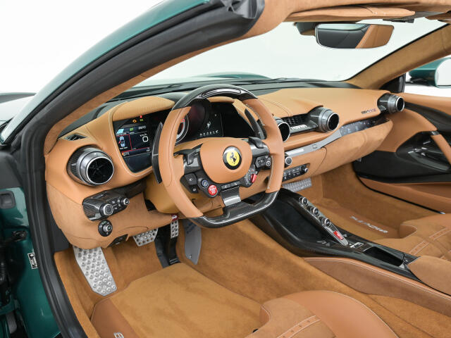 こちらは左ハンドルのお車でございます。内装色はCuoioを選択しております。