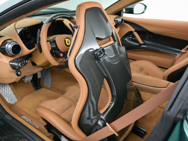 カーボンファイバー製レーシングシートを装着しております。