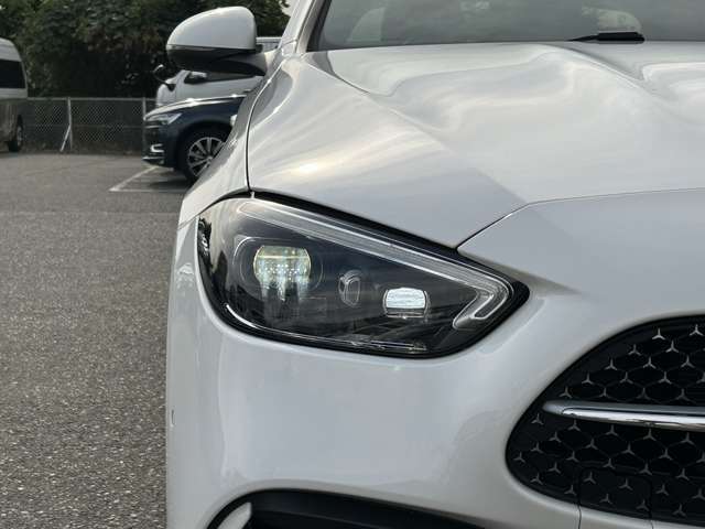 ◆LEDヘッドライト◆日中の自然光に近いLEDの光が、より明るく夜道を照らしドライバーの疲労を軽減します。