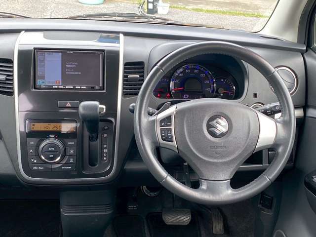 人気のワゴンR/ムーヴ/デイズから、便利なスライドドア付きN-BOX/タント/ルークスなどの軽自動車や3列シートミニバンのセレナ/ステップワゴン/ノア/ヴォクシーを多数取り揃えております。