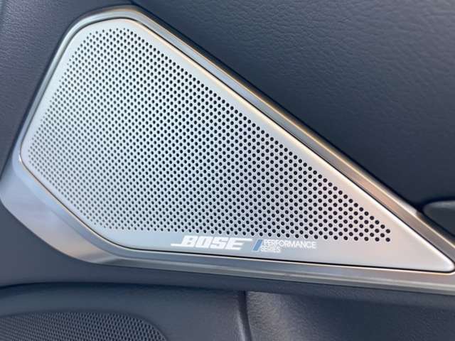 16スピーカーで構成。さらに前席と後席それぞれの低音域用ベースソースと高音域用スピーカーにより、パワフルでバランスのよい低音と、なめらかで自然な楽器音とヴォーカルの共存を図っています。
