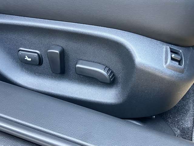 電動パワーシート、座席の前後、高低、リクライニングがレバー操作で簡単に調整出来ます。