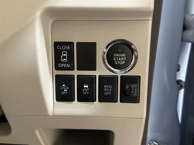 スマートキーです。プッシュボタンでエンジンをかけるタイプです。片側電動スライドドア装備車です。アイドリングストップ機能付いています。