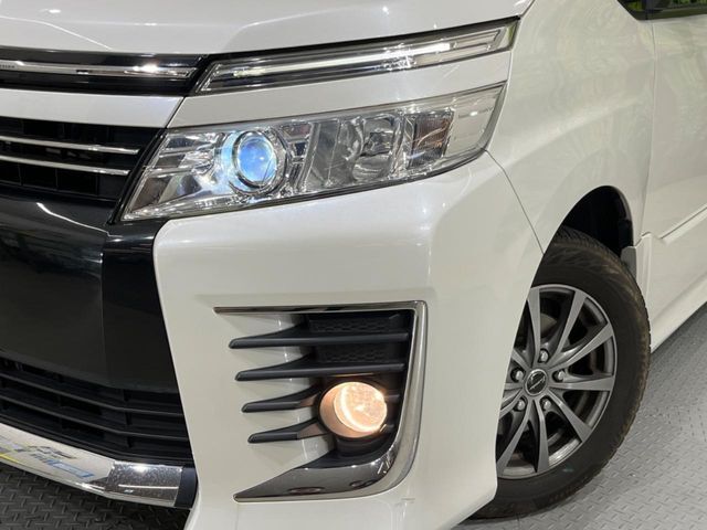 【LEDヘッドライト】悪天候や夜間走行時も良好な視界を確保し安心して運転できる高輝度LEDヘッドライトを装備！点灯速度が早く、消費電力も抑えられています。