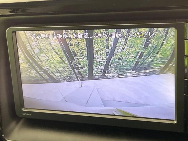 【バックカメラ】駐車時に後方がリアルタイム映像で確認できます。大型商業施設や立体駐車場での駐車時や、夜間のバック時に大活躍！運転スキルに関わらず、今や必須となった装備のひとつです！