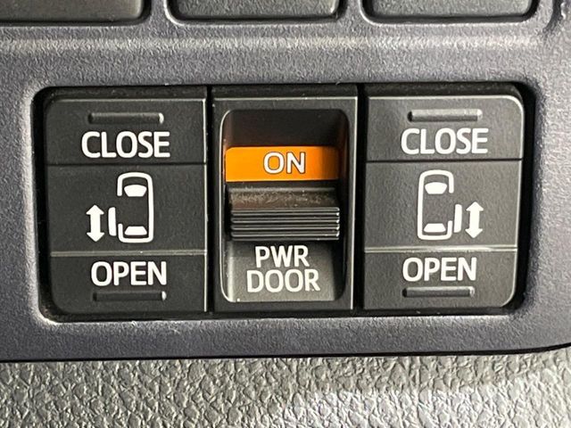 【両側パワースライドドア】スマートキーや運転席のスイッチで後席両側スライドドアの開閉が可能♪電動だから力を入れてドアを開ける必要が無く、小さなお子様でも簡単に開け閉めでき快適です♪