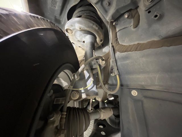 お車を安心してお乗りいただく為には、足回りの定期点検が欠かせません。サービスサポート（有償保証）では無料点検もご提供しており、安心のカーライフをお過ごしいただけるサポート体制が整っています。