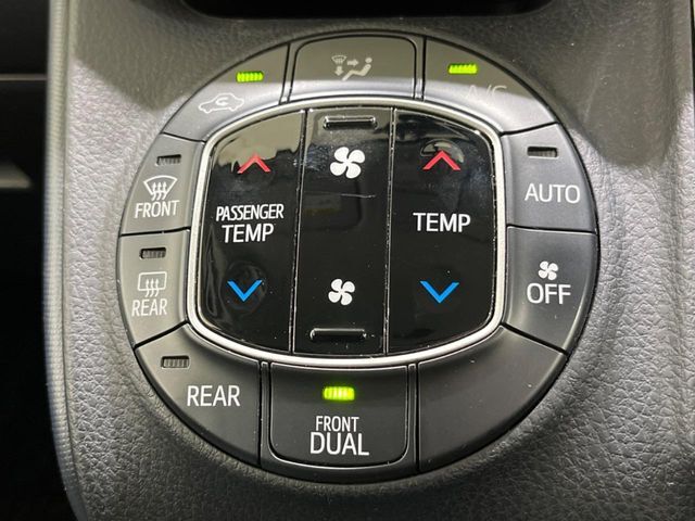 【オートエアコン】一度お好みの温度に設定すれば、車内の温度を検知し風量や温度を自動で調整。暑い…寒い…と何度もスイッチ操作をする必要はありません。快適な車内空間には必須の機能ですね♪