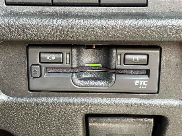 【ETC】有料道路を利用する際に料金所で停止することなく通過できる、ETC車載器（ノンストップ自動料金収受システム機器）が装備されています。セットアップを行うことで利用可能になります。