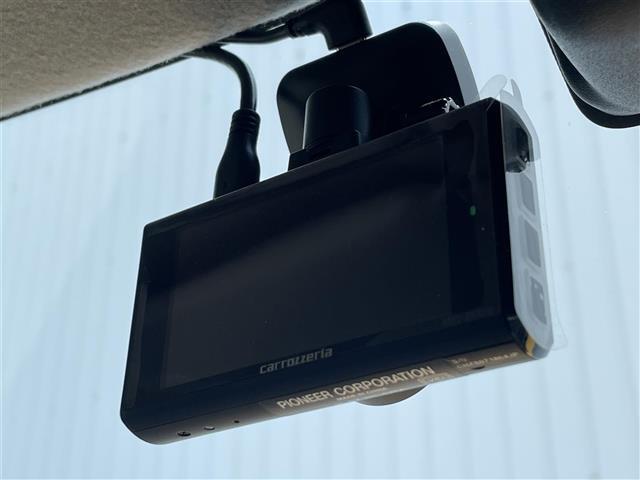 【ドライブレコーダー】映像・音声などを記録する自動車用の車載装置が装備されています！ もしもの事故の際の記録はもちろん、旅行の際の思い出としてドライブの映像を楽しむことができます。