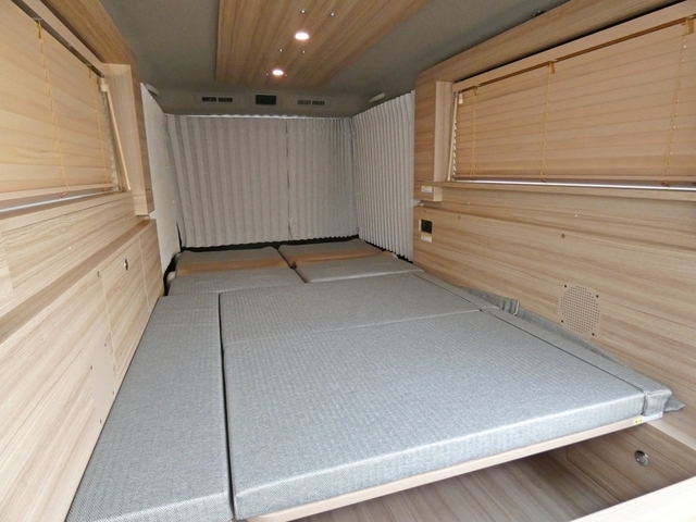 2ndシートも使って広々フルフラット展開可能。車中泊も楽しめますね♪