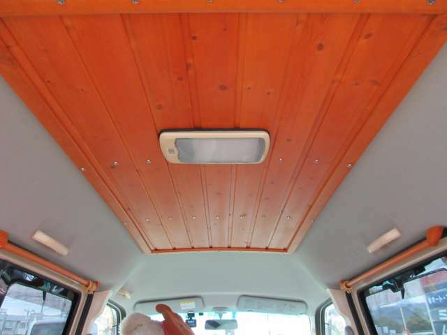 ☆天井にも高級ウッド天板仕様！☆車内で寝ながら木のぬくもりを感じられる温かみのあるキャンパー！