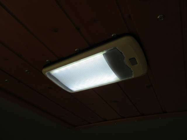 ☆大型LEDルーム照明を装備！☆夜間も室内を明るく照らし過ごしやすい大型LEDルームランプ！