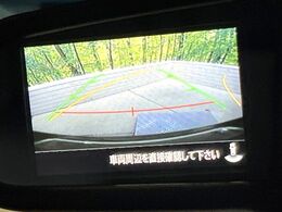 【バックカメラ】駐車時に後方がリアルタイム映像で確認できます。大型商業施設や立体駐車場での駐車時や、夜間のバック時に大活躍！運転スキルに関わらず、今や必須となった装備のひとつです！