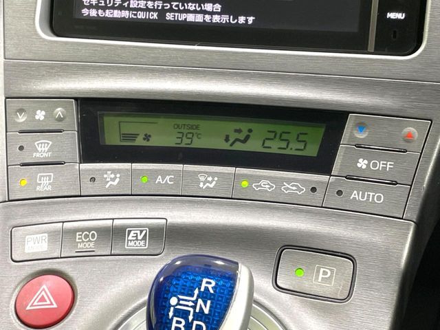 【オートエアコン】一度お好みの温度に設定すれば、車内の温度を検知し風量や温度を自動で調整。暑い…寒い…と何度もスイッチ操作をする必要はありません。快適な車内空間には必須の機能ですね♪