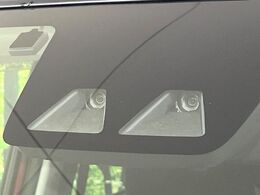 【スマートアシスト】走行中に前方の車両等を認識し、衝突しそうな時は警報とブレーキで衝突回避と被害軽減をアシスト。より安全にドライブをお楽しみいただけます。